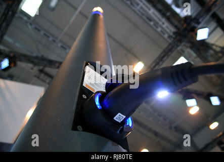 Essen, Allemagne. 05 févr., 2019. Un réverbère du Pôle 'Smart' usine se dresse à l'innogy stand à l 'E-world energy & water' des expositions. Du 5 au 7 février, le secteur de l'énergie se réunira à l'Europe du secteur de l'énergie, des expositions Messe Essen. Credit : Ina Fassbender/dpa/Alamy Live News Banque D'Images