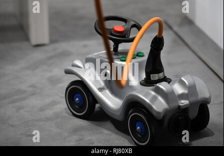 Essen, Allemagne. 05 févr., 2019. Une Bobbycar avec un câble électrique est à un stand lors de la foire "E-world energy & water'. Du 5 au 7 février, le secteur de l'énergie se réunira à l'Europe du secteur de l'énergie, des expositions Messe Essen. Credit : Ina Fassbender/dpa/Alamy Live News Banque D'Images
