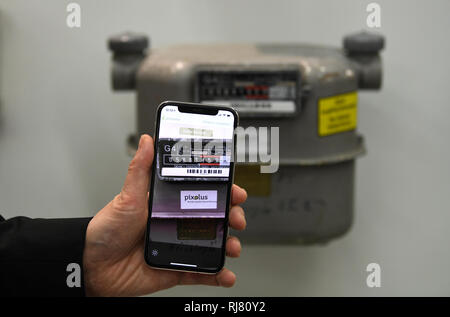Essen, Allemagne. 05 févr., 2019. Un employé scanne une lecture de compteur d'un compteur avec son téléphone mobile à un pixolus stand lors de la foire "E-world energy & water'. Du 5 au 7 février, le secteur de l'énergie se réunira à l'Europe du secteur de l'énergie, des expositions Messe Essen. Credit : Ina Fassbender/dpa/Alamy Live News Banque D'Images