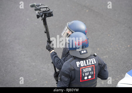 Bochum, Allemagne. Le 04 février, 2019. Un agent de police est de filmer avec une caméra vidéo, d'en-tête le ministre de l'intérieur, Herbert Reul met la nouvelle preuve de l'unité de capture et de l'arrestation de l'état de BFE NRW en service, 05.02.2019 à Bochum. Utilisation dans le monde entier | Credit : dpa/Alamy Live News Banque D'Images