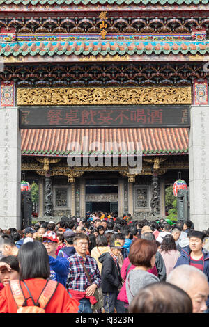 Taipei, Taiwan, le 5 février, 2019 : la foule des habitants de Taipei entrez Temple de Longshan à Taipei le mardi, jour du Nouvel An lunaire, pour prier et accueillir l'arrivée de l'année du cochon. Credit : Perry Svensson/Alamy Live News Banque D'Images