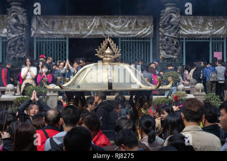 Taipei, Taiwan, le 5 février 2019 : la fumée s'étend autour de Temple de Longshan à Taipei le mardi, jour du Nouvel An lunaire, en tant que visiteurs, brûler de l'encens et prier comme ils se félicitent de l'arrivée de l'année du cochon. Credit : Perry Svensson/Alamy Live News Banque D'Images