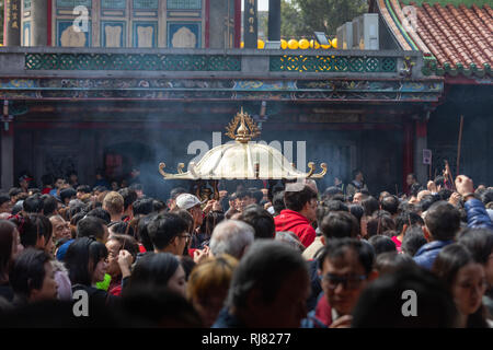 Taipei, Taiwan, le 5 février 2019 : la fumée s'étend autour de Temple de Longshan à Taipei le mardi, jour du Nouvel An lunaire, en tant que visiteurs, brûler de l'encens et prier comme ils se félicitent de l'arrivée de l'année du cochon. Credit : Perry Svensson/Alamy Live News Banque D'Images