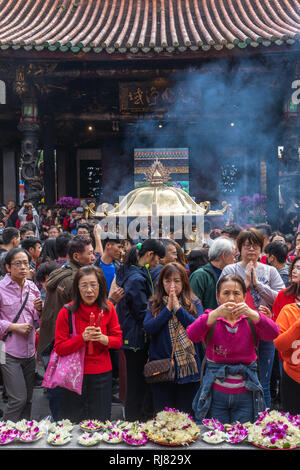 Taipei, Taiwan, le 5 février 2019 : la fumée s'étend autour de Temple de Longshan à Taipei le mardi, jour du Nouvel An lunaire, en tant que visiteurs, brûler de l'encens et prier comme ils se félicitent de l'arrivée de l'année du cochon. Credit : Perry Svensson/Alamy Live News Banque D'Images