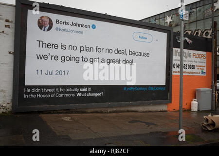 Glasgow, Ecosse, le 5 février 2019. Billboard par le groupe anti-Brexit 'led' par des ânes, montrant une citation de MP Conservateur Boris Johnson dans lequel il parle de la grande Grande Bretagne aurait sur la sortie de l'UE, dans l'East End de Glasgow, Ecosse, le 5 février 2019. La campagne d'affichage de la guérilla est l'initiative de six amis qui crowdfunded d'argent pour être en mesure de publier ce qu'ils croient sont les "pays le plus grand se trouve'. Image Crédit : Jeremy Sutton-Hibbert/Alamy Live News. Banque D'Images