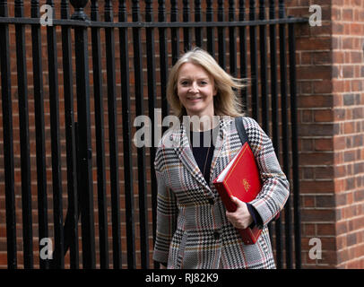 Londres, Royaume-Uni. 05 févr., 2019. Liz Truss, Secrétaire en chef au Trésor, quitte la réunion du Cabinet. Credit : Tommy Londres/Alamy Live News Banque D'Images