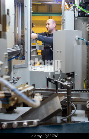 Nh Magdeburg, Allemagne. 05 févr., 2019. Un Symacon employé travaille sur une machine de soudage par friction. Symacon, basé dans la région de Börde de l'Allemagne, a investi des millions pour s'adapter aux changements technologiques en cours. Pour ses projets d'expansion, la société a reçu des engagements de financement correspondant de la part de l'état. L'entreprise fabrique des machines qui utilisent ce qu'on appelle le processus de soudage par friction. Credit : Klaus-Dietmar Gabbert/dpa-Zentralbild/ZB/dpa/Alamy Live News Banque D'Images