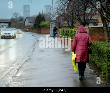 Glasgow, Écosse, Royaume-Uni 5ème, Février, 2019. Météo France : des températures de congélation et d'un avertissement jaune pour la glace a fait place à un temps plus chaud et la pluie que les habitants de la difficulté à la maison du travail . Gerard crédit Ferry/Alamy Live News Banque D'Images