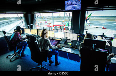 Hambourg, Allemagne. 05 févr., 2019. Les contrôleurs au sol travail dans la tour de l'aéroport de Hambourg, tandis qu'un A380 de la compagnie aérienne Emirates est traitée sur le tarmac. Axel Heimken Crédit :/dpa/Alamy Live News Banque D'Images