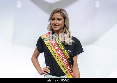 04 février 2019, Bade-Wurtemberg, la rouille : Sarah Wipperfürth (Mlle Basse-saxe), candidat à l'élection de 'Miss France', est sur scène lors de la présentation à Europa-Park. L'élection de "Miss France 2019" est le 23.2.2019 à Rust. Photo : Patrick Seeger/dpa Banque D'Images