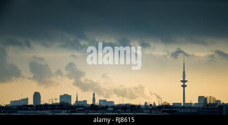 Hambourg, Allemagne. 05 févr., 2019. Le soleil se couche derrière les nuages au-dessus du centre-ville de Hambourg. Axel Heimken Crédit :/dpa/Alamy Live News Banque D'Images