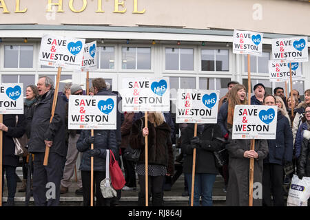 Weston-super-Mare, Royaume-Uni. 5 Février, 2019. Les manifestants protestent contre le projet de déclassement des services à l'Hôpital général de Weston. La manifestation a eu lieu à l'extérieur de l'Hôtel Royal où le Conseil d'administration du Bristol, North Somerset et de la Loire La mise en service clinique groupe était réuni pour examiner les propositions. Keith Ramsey/Alamy Live News Banque D'Images