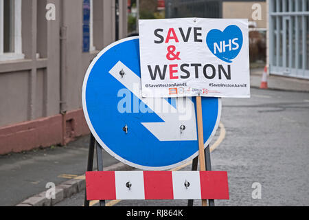 Weston-super-Mare, Royaume-Uni. 5 Février, 2019. Les manifestants protestent contre le projet de déclassement des services à l'Hôpital général de Weston. La manifestation a eu lieu à l'extérieur de l'Hôtel Royal où le Conseil d'administration du Bristol, North Somerset et de la Loire La mise en service clinique groupe était réuni pour examiner les propositions. Keith Ramsey/Alamy Live News Banque D'Images