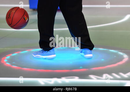 Munich, Allemagne. Le 04 février, 2019. LumiFlex ASB est une vidéo-de-chaussée. L'ensemble de la zone au sol sert de moniteur multifonctionnel, de transformer chaque pièce en une expérience visuelle unique. Le Glasoberflaeche breveté est l'un des plus novateurs des surfaces de plancher de tous les temps. Il est approprié pour une variété de solutions du sport à la salle de concert et de détail aux salons ISPO 2019 le 05.02.2019 à Munich. Utilisation dans le monde entier | Credit : dpa/Alamy Live News Banque D'Images