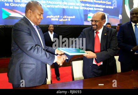 Khartoum, Soudan. Feb, 2019 5. Le président soudanais Omar al-Bashir (R) mains le document de l'accord de paix au président de la République centrafricaine (RCA) Faustin Archange Touadera, à Khartoum, au Soudan, le 5 février 2019. Les parties en conflit de l'Afrique Centrale République centrafricaine (RCA) ont signé mardi un accord de paix à l'issue de pourparlers patronnés par le gouvernement soudanais dans la capitale, Khartoum. Credit : Mohamed Khidir/Xinhua/Alamy Live News Banque D'Images