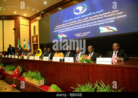 Khartoum, Soudan. Feb, 2019 5. Les délégués assistent à la cérémonie de signature de l'accord de paix entre les parties en conflit de l'Afrique Centrale République centrafricaine (RCA), à Khartoum, au Soudan, le 5 février 2019. Les parties en conflit de l'Afrique Centrale République centrafricaine (RCA) ont signé mardi un accord de paix à l'issue de pourparlers patronnés par le gouvernement soudanais dans la capitale, Khartoum. Credit : Mohamed Khidir/Xinhua/Alamy Live News Banque D'Images