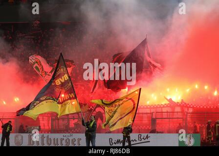 Dortmund, Allemagne. 05 Feb, 2019. firo : Football, Saison 2018/2019 DFB-Pokal, tasse, BVB Borussia Dortmund - Werder Brême werder des fans dans le monde entier l'utilisation de la pyrotechnie | Credit : dpa/Alamy Live News Banque D'Images