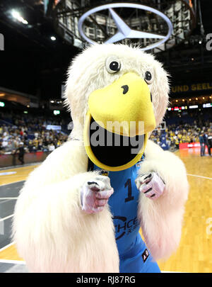 Berlin, Allemagne. 05 févr., 2019. Basket-ball : Eurocup, Alba Berlin - Partizan Belgrade, ronde intermédiaire, groupe E, 6ème journée. La mascotte de Berlin Albatros cheers après la fin de la partie. Crédit : Andreas Gora/dpa/Alamy Live News Banque D'Images