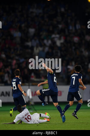 Hiroki Sakai, Doan Ritsu, Gaku Shibasaki et Almoez Ali vu en action lors de la dernière coupe d'Asie 2019 match entre le Qatar et le Japon lors de la Zayed Sport City Stadium. Le Qatar a battu le Japon, 3:1 Banque D'Images