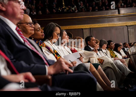 Washington, District de Columbia, Etats-Unis. Feb, 2019 5. 5 FÉVRIER 2019 - WASHINGTON, DC : les législateurs démocratiques portait blanc à l'état de l'Union à le Capitole à Washington, DC, le 5 février 2019 De : Doug Mills/CNP/ZUMA/Alamy Fil Live News Banque D'Images