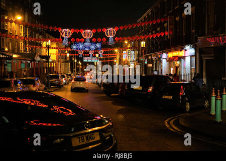 Liverpool, Royaume-Uni. 5 Février, 2019. Lanternes chinoises et feux colorés Nelson Street, mardi soir, le 5 février, dans le quartier chinois de Liverpool pour le début du Nouvel An chinois. Credit : Pak Hung Chan/Alamy Live News Banque D'Images