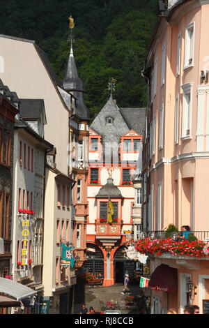 Gasse, Rathaus in der Altstadt von Bernkastel, Bernkastel-Kues, Rheinland-Pfalz, Deutschland Banque D'Images