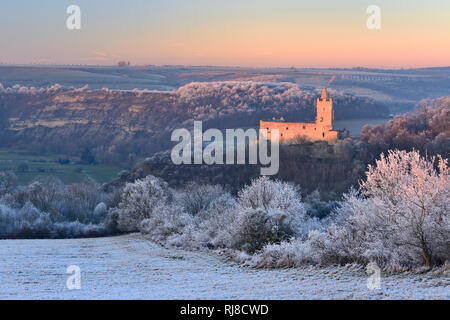 Deutschland, Sachsen-Anhalt, Burgenlandkreis, Bad Kösen, Saaletal, Ruine Rudelsburg im Winter, Landschaft mit Raureif, bedeckt Abendlicht Banque D'Images