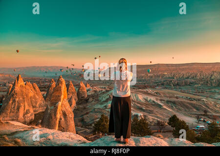 Girl les ballons et bénéficiant d'une vue imprenable. La Cappadoce, Uchisar, Turquie. Banque D'Images