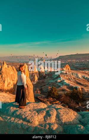 Girl les ballons et bénéficiant d'une vue imprenable. La Cappadoce, Uchisar, Turquie. Banque D'Images