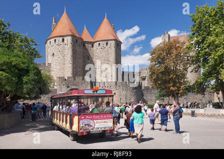 Touristenzug vor der La Cite, mittelalterliche Festungsstadt, Carcassonne, l'UNESCO Weltkulturerbe, Languedoc-Roussillon, Südfrankreich, Frankreich Banque D'Images