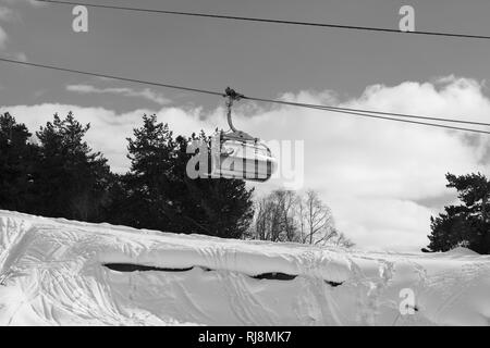 Télésiège et neigeux pente hors-piste avec des traces de skis et snowboards dans station de ski. Montagnes du Caucase à l'hiver. Région de Svaneti, Tetnuldi Geo Banque D'Images