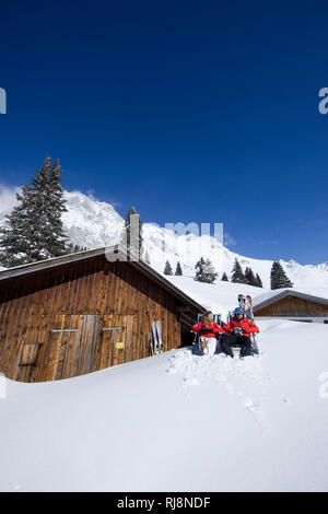 Paar macht im Skigebiet Pause Wettersteingebirge Ehrwalder Alm, Tirol, Österreich Banque D'Images
