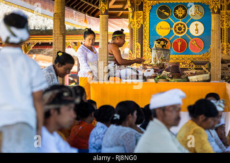 Gläubige im Tempel Pura Ulun Danau Bratan Banque D'Images