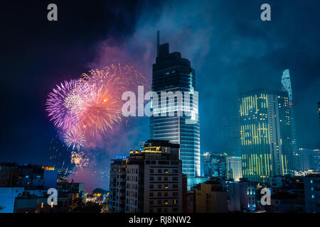 La célébration. Skyline avec Fireworks light up ciel au-dessus de quartier d'affaires à Ho Chi Minh Ville (Saigon), Vietnam. Belle Vue de nuit en ville. Holid Banque D'Images