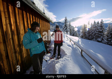 Vor Pause Schneeschuhtour Pfuitjöchl haus bei Hütte, Alpen, Tirol, Ammergau, Österreich Banque D'Images