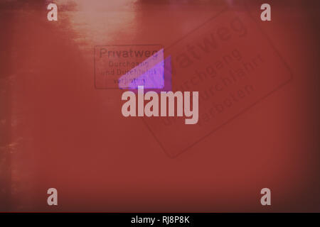 Doppelbelichtung Hinweisschildes Hauswand und auf einer mit der Aufschrift Privatweg, verboten und Durchfahrt Sooss 30 Banque D'Images
