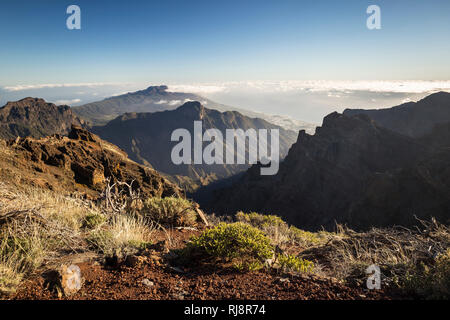 Blick vom Gipfel Roque de los Muchachos auf die Berge der Caldera de Taburiente und die Cumbre Vieja, La Palma, Kanarische Inseln, Spanien Banque D'Images