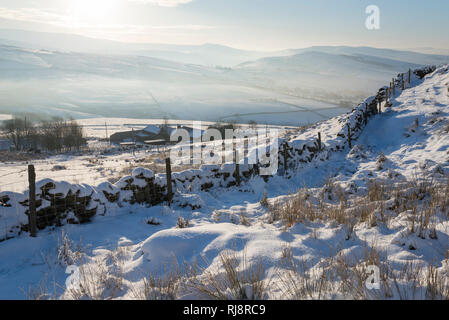 Belle vue de Cown Edge, dans le Derbyshire, élevée sur un matin d'hiver enneigé. Banque D'Images