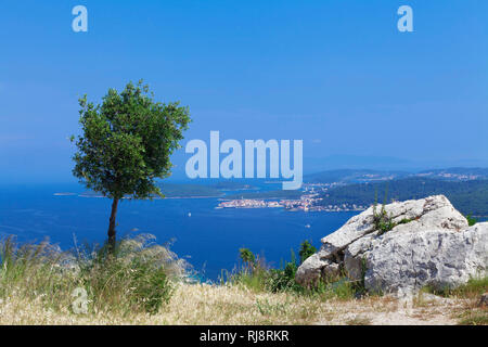 Blick von der Halbinsel Peljesac auf die Insel Korcula Korcula Stadt mit, Dalmatien, Kroatien Banque D'Images