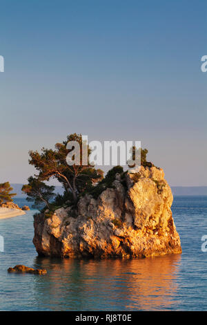 Brela Fels am Strand von Punta Rata, Split, Makarska Riviera, Dalmatien, Kroatien Banque D'Images