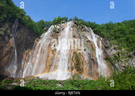 Regenbogen une einem Wasserfall, Veliki Slap, Nationalpark Plitvicer Seen, UNESCO Weltnaturerbe, Kroatien Banque D'Images