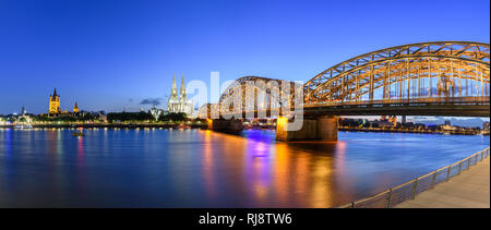 Panorama de Cologne avec une grande église St Martin, la cathédrale de Cologne, Pont Hohenzollern et le Rhin Banque D'Images