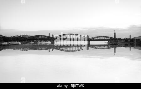 Image en noir et blanc du célèbre pont Hohenzollern sur Rhin, Cologne Allemagne. Banque D'Images