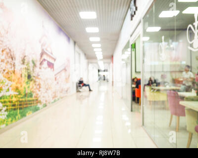 Arrière-plan flou d'affaires immeuble de bureaux intérieur hall hall blanc de salle vide avec lumière floue à partir de la paroi en verre fenêtre. Banque D'Images