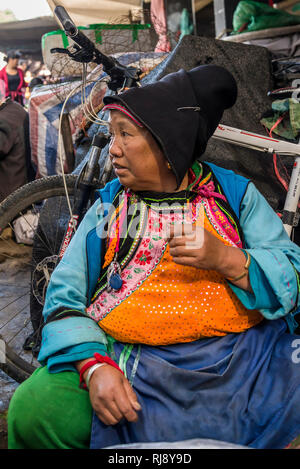 Marché alimentaire, Bai vendeur marché femme habillés en costume ethnique, la vieille ville de Dali, Yunnan Province, China Banque D'Images