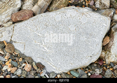 Grande télévision, arrondies, de couleur gris pierre, encadrée par d'autres plus petites pierres et cailloux à un littoral aux Philippines. Idéal pour placer du texte sur elle. Banque D'Images