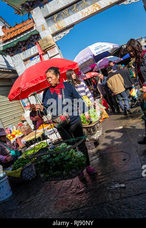 Marché alimentaire, Bai femme avec une palanche, vieille ville de Dali, Yunnan Province, China Banque D'Images