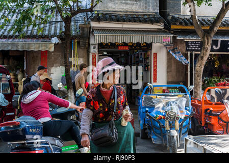 Rue animée, la vieille ville de Dali, Yunnan Province, China Banque D'Images