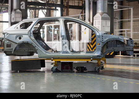 La Russie, Izhevsk - Décembre 15, 2018 : l'usine automobile Lada Izhevsk, partie du groupe AVTOVAZ. La structure du châssis de voiture sur l'automobile. Banque D'Images