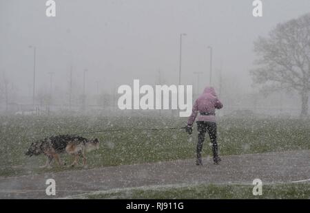 Sur la photo la neige qui tombe sur le Centre Oaklands Recreation Ground Yardley Birmingham météo. Lundi 26 février 2018. Banque D'Images